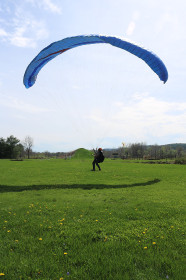 Ground handling practice, or kiting - notice an exaggerated action on the right brake