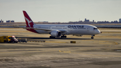 A Qantas Boeing 787 Dreamliner arrives after a 16-hour trans–Pacific flight