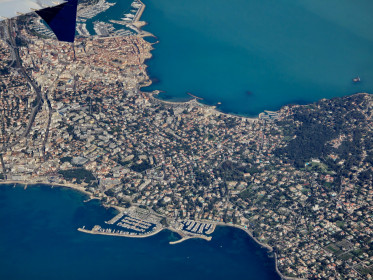 Flying over Antibes. I can even spot my old house top-left, grey roof behind the Régent against Route de la Badine!